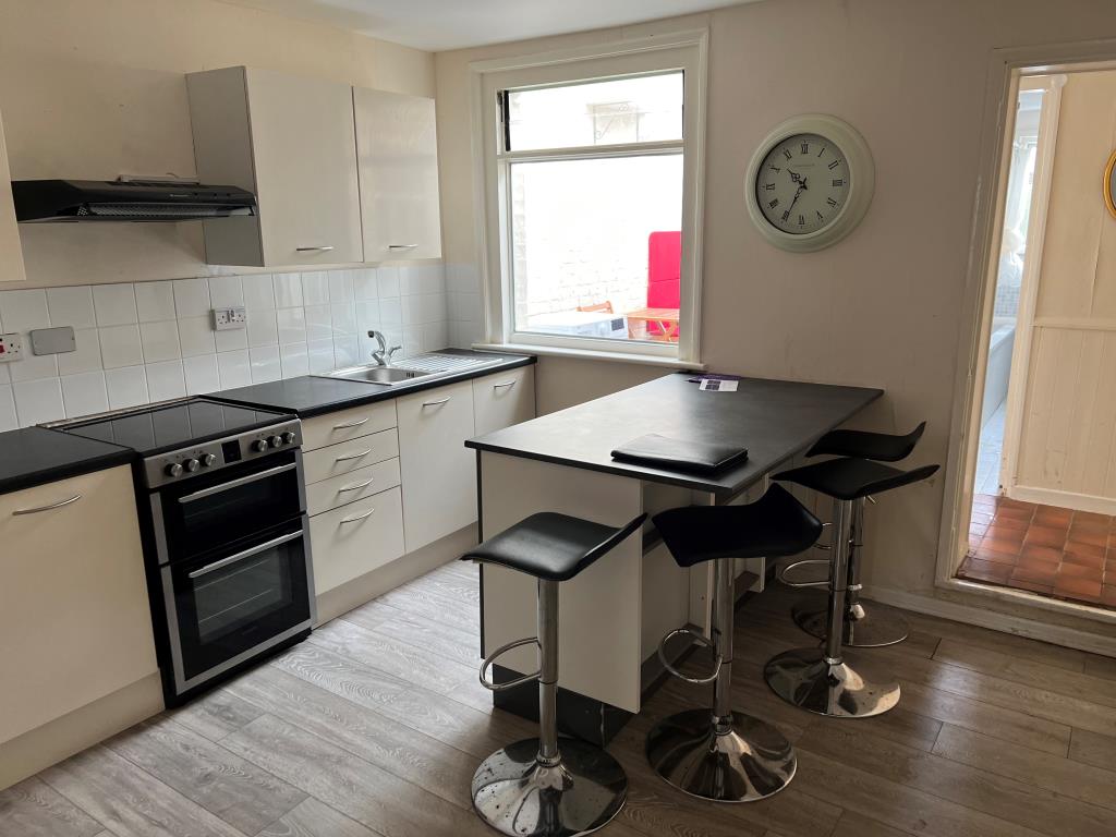 Lot: 61 - HOUSE FOR INVESTMENT OR OCCUPATION - Kitchen/Dining Room